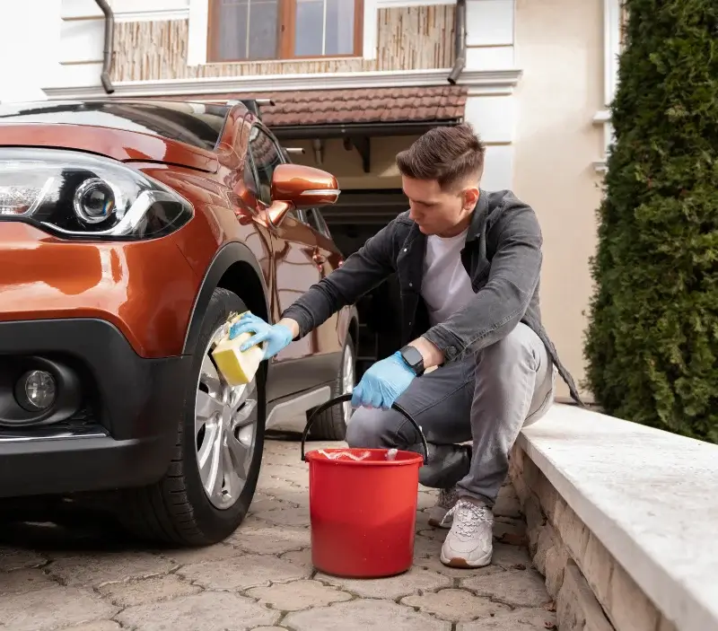 Lavage auto à domicile Peyrole : professionnel intervenant sur un véhicule